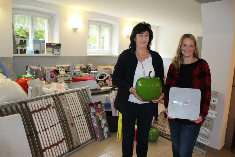 Anna Zirps und Marion Gründel freuen sich über die Spenden. Foto: T. Keil