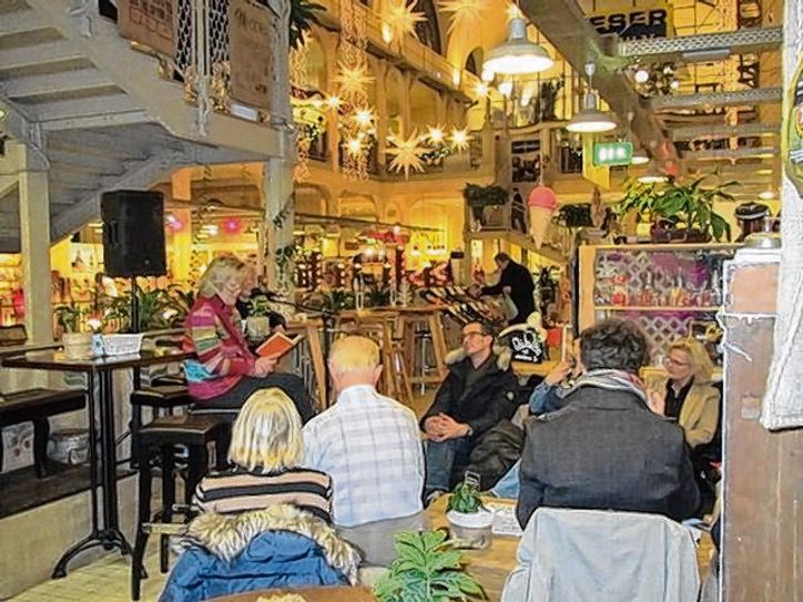 Wer Lust hat zu lauschen: Treff täglich 17.30 am Goldenen Reiterm der Nachtwächter führt zum Leseort. Foto: Veranstalter