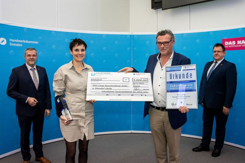 HWK-Präsident Jörg Dittrich, die beiden Preisträger Janet Lange und Andreas Reck sowie HWK-Hauptgeschäftsführer Dr. Andreas Brzezinski bei der Preisverleihung. Foto: Handwerkskammer Dresden/Werbeagentur Haas