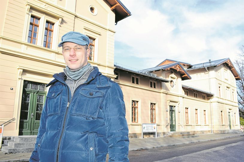 Mit dem neuen Verwaltungsgebäude im Hintergrund schlägt der Bürgermeister Markus Michauk zwei 
Fliegen mit einer Klappe: Seine Verwaltung ist ab sofort in modernen Räumlichkeiten untergebracht und 
im gleichen Atemzug schafft er Platz für ein medizinisches Zentrum im Ort.