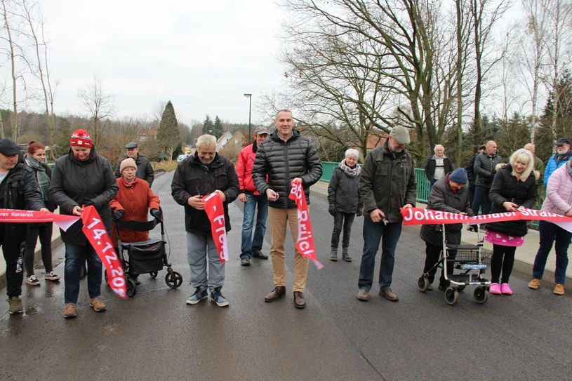 Bürgermeister Andreas Fredrich und Ortsvorsteher Hagen Schuster haben mit Anwohnern das Band durchschnitten und die Brücke damit offiziell eröffnet. Fotos: sts