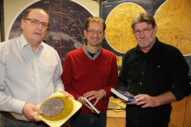 Eckhard Bethge (li.), Carsten Schmidt (Mitte) und Ullrich Patzek (re.) vom Planetarium Senftenberg e.V. sprechen im WochenKurier-Interview über die astronomischen Hintergründe zum »Stern von Bethlehem«. Foto: sts
