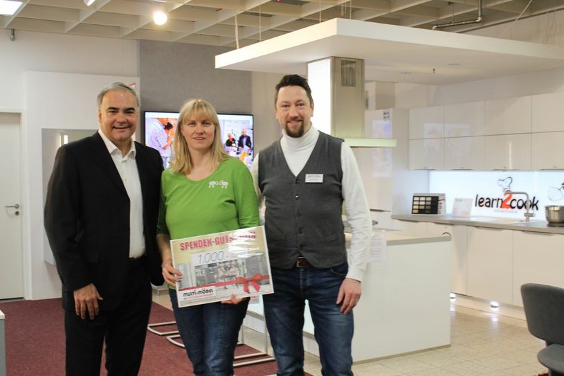 Sevket Demir (NeißePark-Centermanager), Annett Hertweck (Naturschutzstation Östliche Oberlausitz) und Heiko Mühlig (Küchenfachberater bei Multimöbel Görlitz) bei der Preisübergabe. Foto: T. Keil
