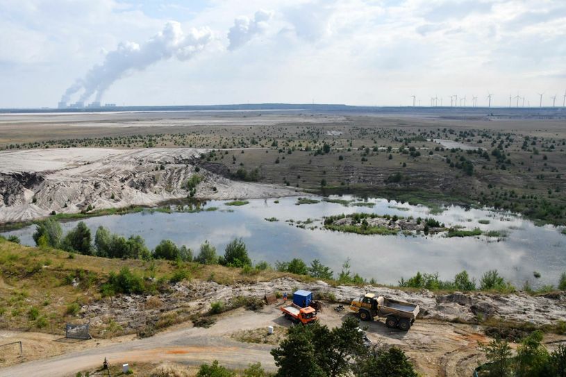 Der Bau der 820 Meter langen Kaimauer hat im Juli am Cottbuser Ostsee begonnen. Die Fertigstellung ist für nächstes Jahr geplant. Text/Foto: Michael Helbig