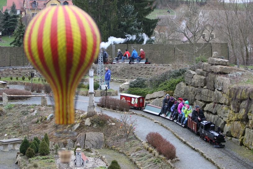 Aus den offenen Waggons hat man einen Blick über die gesamte Anlage.  Fotos: D. Förster