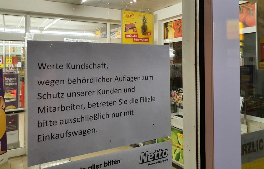 Schon am Eingang zum Markt werden Kunden auf die Sicherheitsmaßnahmen hingewiesen.