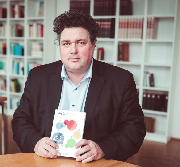 Volkshochschuldirektor Jürgen Küfner mit dem neuen Programmheft. Foto: meeco