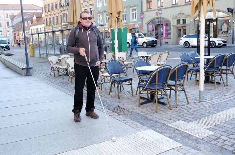 Der Auffindungsstreifen an der Bushaltestelle Neumarkt ist jetzt komplett.