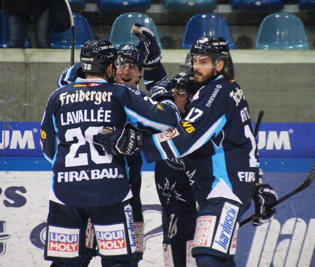 Kevin Lavallée #20 und Toni Ritter #17. Foto: Büttner