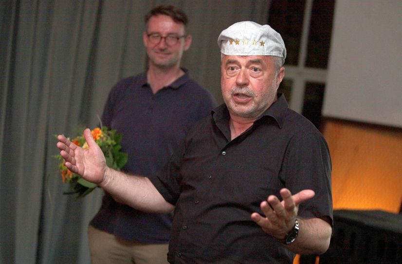 Der alte und neu gewählte Landrat Michael Geisler (CDU) trägt als Anspielung auf seinen Konkurrenten von den »Freien Sachsen« eine Baskenmütze. Im Gegensatz zur blamabel in Katar gescheiterten Nationalmannschaft bekommt er nach fünf Amtsperioden einen weiteren goldenen Stern auf seine Mütze genäht.