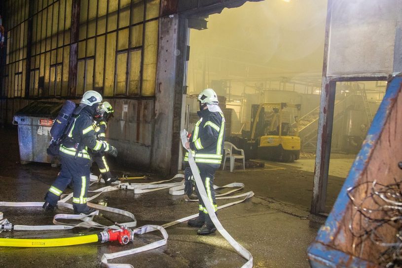 Aufgrund des Brandes stand die Gewerbehalle unter dichtem Qualm.