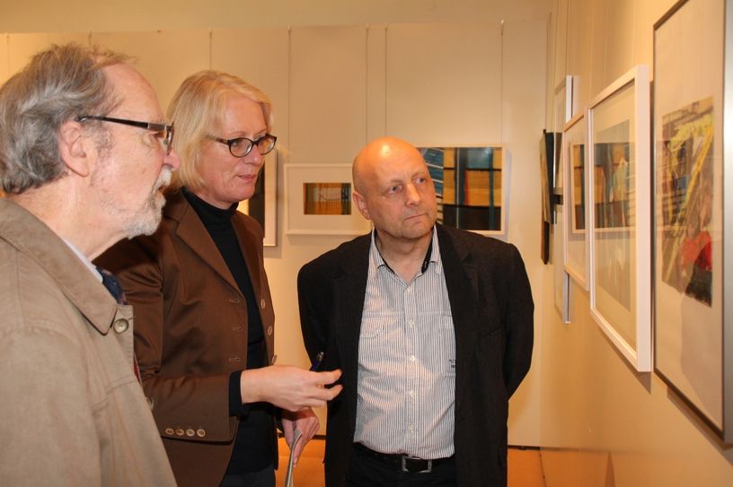 116 Kunstwerke kommen am 28. November unter den Hammer. Kunstvereinschef Martin Schmidt, Stiftungsmitglied Birgit Weber und Kulturamtsleiter Joachim Mühle (v.l.n.r.) genießen das Privileg, die Auktionsexponate schon vorab in Augenschein nehmen zu dürfen. Inzwischen ist die Ausstellung für Jedermann geöffnet. Foto: Gbureck