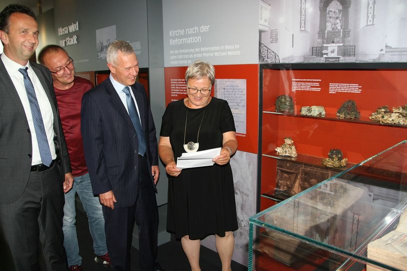 Museumsleiterin Maritta Prätzel erhält den Unterstützungsscheck für die neue Sonderausstellung und weitere Erforschung der Kloster-Mumien von Sparkassenvorstand Rainer Schikatzki. Oberbürgermeister Marco Müller (l.) wird die Summe im Namen der Stadt ergänzen. Museumsvereinschef Jürgen Gläsel freut sich auf eine spannende Arbeit. Foto: Farrar