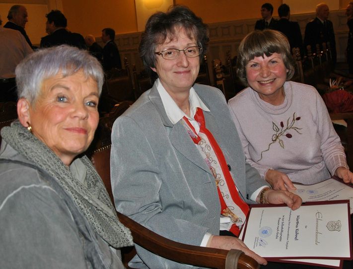 Freude über die Ehrenurkunde bei Christel Schubert, Martina Kühnel und Ulrike Rudert (von links). Foto: Rodig