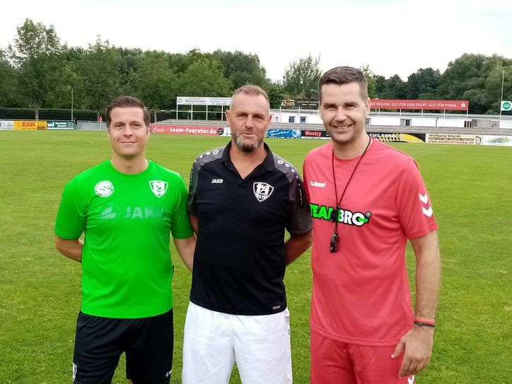 VfL-Trainer Frank Paulus und Enrico Mühle und Lok-Trainer Dusan Milicevic  (v.l.).    Foto: Reiche