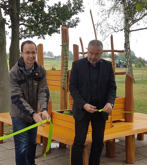 Lehrer Grünberger und Landrat Michael Geisler (v.l.) bei der Übergabe des Hochbeetes. Foto: LRA Pirna