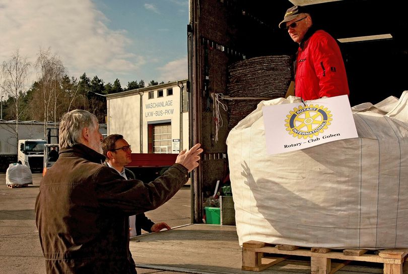 Matthias Bärmann, Präsident der Gubener Rotarier, beim Verladen der Deckel. F.: Rotarier