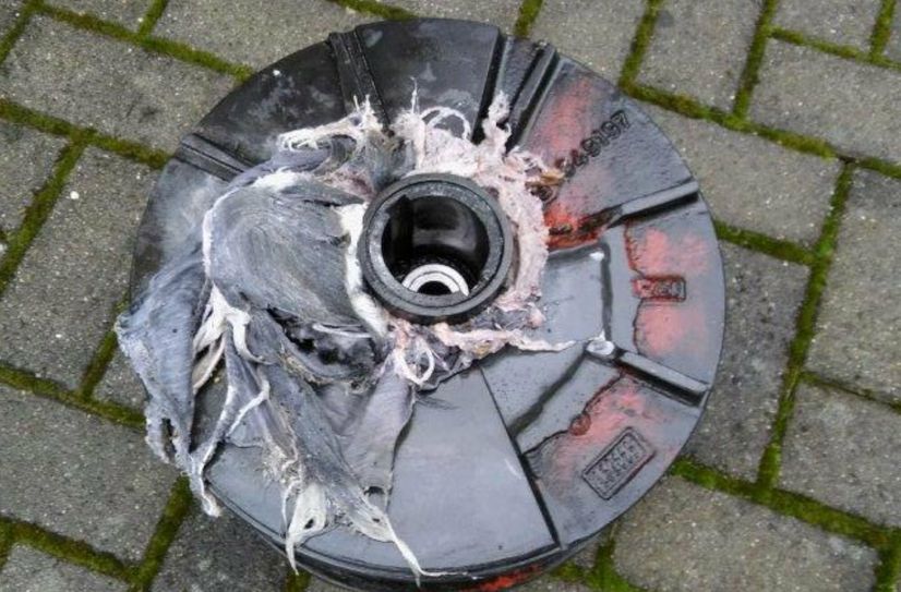 Das Laufrad einer Pumpe, um dass sich Stoff gewickelt hat, der dafür sorgt, dass sich das Rad nicht mehr dreht. Meist lässt sich das beseitigen, ohne das die Pumpe dauerhaft Schaden nimmt. Der Aufwand ist aber hoch.