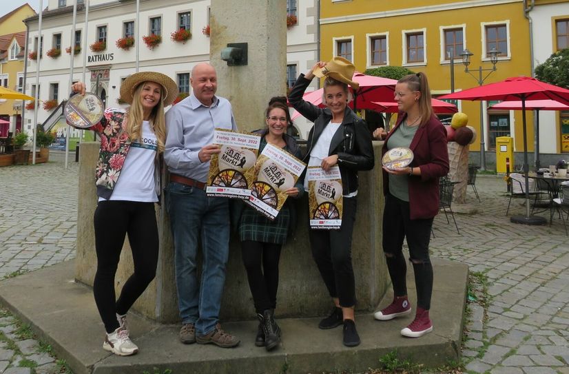 Madeleine Matschke (m.), Vertreter der Lausitzhalle und des Krabat-Vereins freuen sich auf den 2. Krabatmarkt, der am 30. September auf dem Altstadtmarkt stattfindet.
