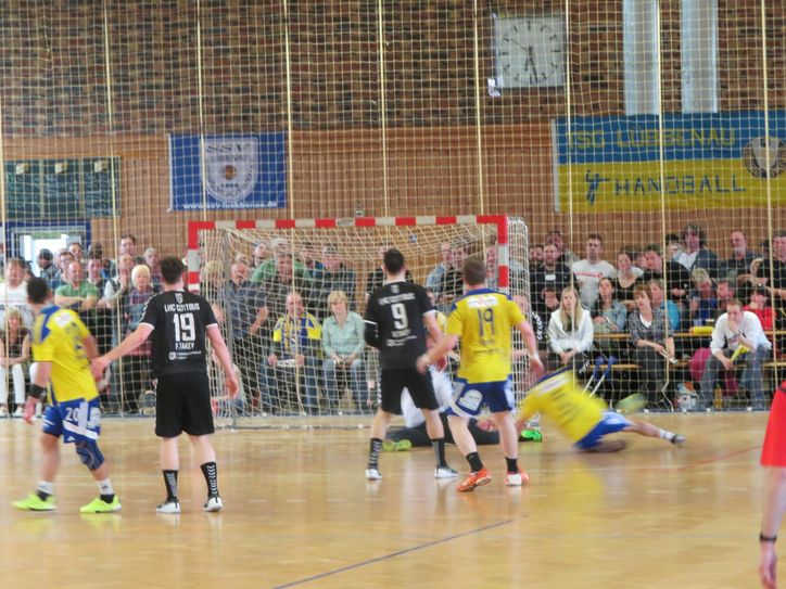 Torwart Florian Berndt (verdeckt) gehörte zu den besten Cottbusern, wehrte mehrfach überragend. Foto: dbl