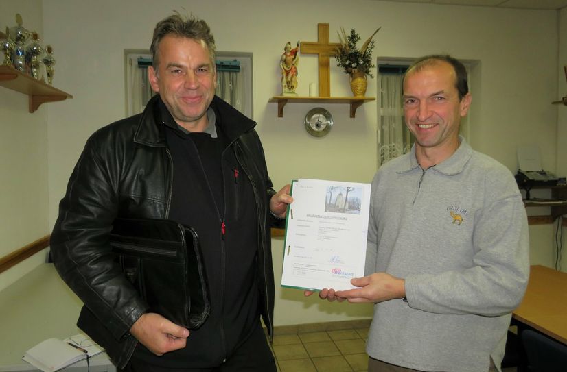 Matthias Kochta (l.) und Bernd Graf freuen sich darüber, dass in Dörgenhausen bald die neue Kapellenglocke erklingt. Doch zuvor gilt es viele bürokratische Hürden zu meistern.