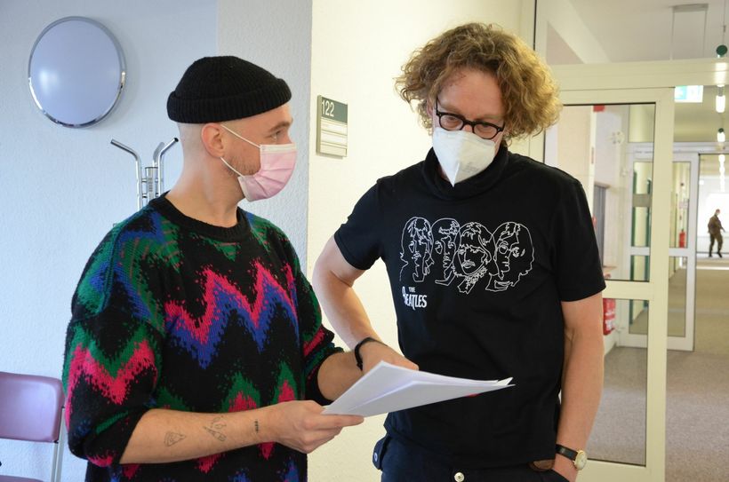 Andy Kubiak (li.) und Erik Brünner (re.) von der neuen Bühne Senftenberg, stimmen die Einträge in einem Coronatagebuch ab. Foto: Landkreis OSL