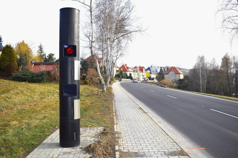 Der Blitzer in der Gemeinde Schmölln-Putzkau ist seit Jahren Spitzenreiter mit den meisten Blitzerfotos im Landkreis.