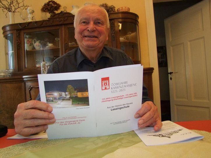 olker Schmidt gehört zu den Honoratioren der Stadt Kamenz, ist seit 1982 Mitglied bei der Vereinigung Ehemaliger Lessingschüler (VEL).