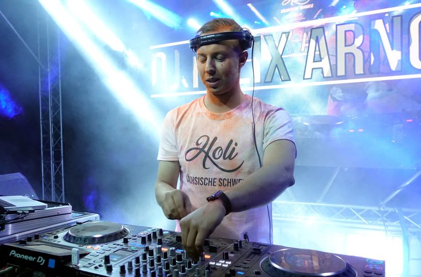 DJ Felix Arnold lädt Teenies aus Pirna und Umgebung zur Party ein.