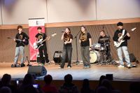 Die Band Confused bei ihrem Auftritt v.l.n.r.: Johann Fendel, Gustav Fladrich, Zoey Kloas, Anni Lortz, Lukas Krahl und Leonardo Valdés.