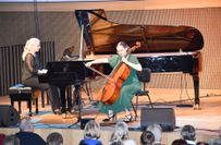 Johanna Zmeck (Korrepetition) und Larissa Fuhsy (Cello) bei ihrem Bühnen-Vortrag.