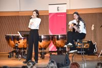 Khrystyna Skrypniak (Gesang) und Mathilda Langer (Gitarre) präsentierten Titel von Neil Young und Billie Eilish.
