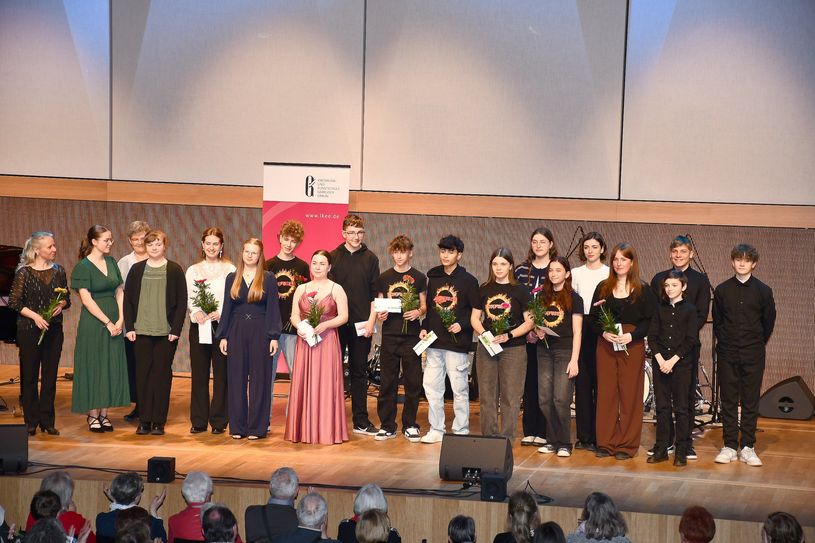 Die Teilnehmer des 22. »Best of« Konzerts gemeinsam auf der Bühne der Kulturweberei Finsterwalde.
