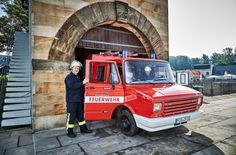 Löschfahrzeuge kommen nicht auf den Königstein, deshalb hat die Festung ihr eigenes. Ullrich Müller, Feuerwehrchef der Festungsfeuerwehr, führt Besuchern das Spritzenfahrzeug vor.
