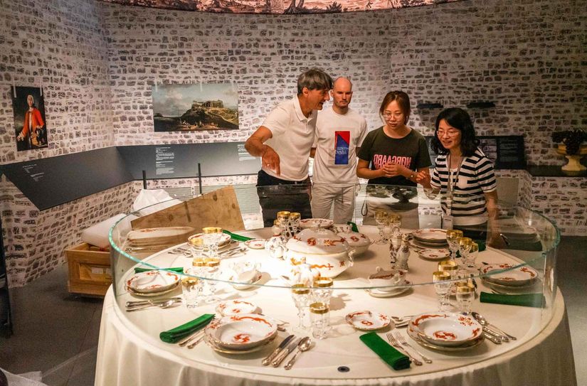 Festungschef Dr. André Thieme beim Ausstellungsaufbau mit den Partnern des Stadtmauermuseums Nanjing - hier am Tisch mit meißnischem Porzellan.