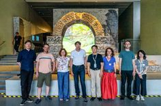 Die Delegation der Festung Königstein mit den Partnern des Stadtmauermuseums Nanjing in der Ausstellung: v.l.n.r.: Daniel Sommer (Ausstellungsgestalter, Whitebox), Dr. Markus Bitterlich (Leitung Museologie Festung Königstein), Romy Donath (Sopranistin), Dr. André Thieme (Geschäftsführer Festung Königstein), Lin Ma (Direktor Stadtmauermuseum Nanjing), Dr. Maria Pretzschner (Kulturelle Bildung Festung Königstein), Hans Friedrich (Museologie Festung Königstein) und Xintong Li (Leiterin der Zentralen Verwaltungsabteilung des Stadtmauermuseum Nanjing).