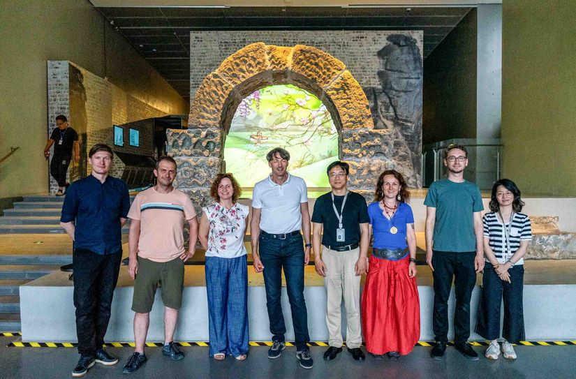 Die Delegation der Festung Königstein mit den Partnern des Stadtmauermuseums Nanjing in der Ausstellung: v.l.n.r.: Daniel Sommer (Ausstellungsgestalter, Whitebox), Dr. Markus Bitterlich (Leitung Museologie Festung Königstein), Romy Donath (Sopranistin), Dr. André Thieme (Geschäftsführer Festung Königstein), Lin Ma (Direktor Stadtmauermuseum Nanjing), Dr. Maria Pretzschner (Kulturelle Bildung Festung Königstein), Hans Friedrich (Museologie Festung Königstein) und Xintong Li (Leiterin der Zentralen Verwaltungsabteilung des Stadtmauermuseum Nanjing).