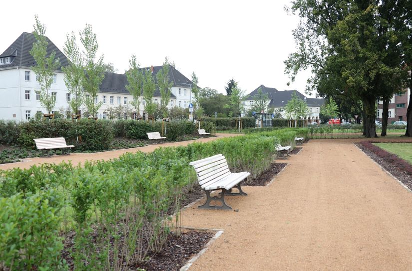 Mit neuangelegten Ziergehölzen und Bänken lädt er nun wieder zum Verweilen ein.