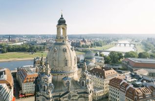 Auf der Aussichtsplattform der Frauenkirche wird gemeinsam der neue Tag begrüßt.