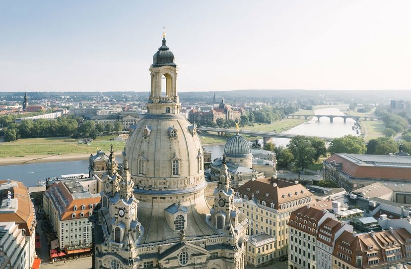 Auf der Aussichtsplattform der Frauenkirche wird gemeinsam der neue Tag begrüßt.
