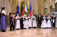In traditionellen sorbischen Hochzeitstrachten führten die Kinder die Vermählung von Elster und Rabe auf. Foto: Jürgen Männel