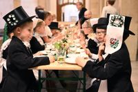 Wie es sich bei einer Hochzeit gehört, gab es natürlich auch ein gemeinsames Essen, bei dem süßes Gebäck nicht fehlen durfte. Foto: Jürgen Männel