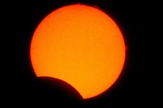 Partielle Sonnenfinsternis im Jahr 2022 mit etwa 12% Bedeckungsgrad.