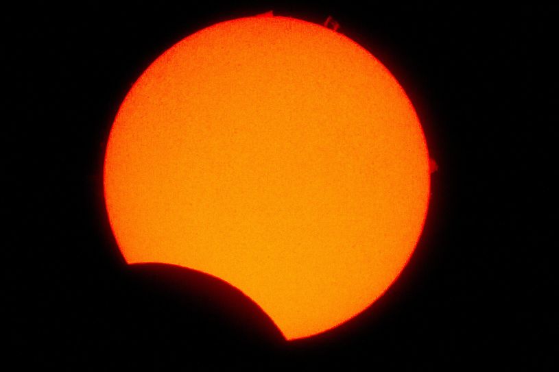 Partielle Sonnenfinsternis im Jahr 2022 mit etwa 12% Bedeckungsgrad.