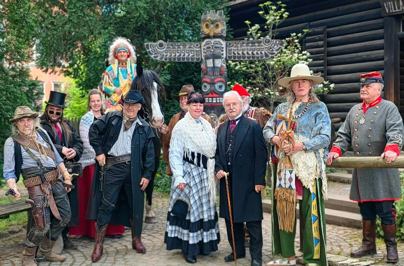 Karl Mays Romanfiguren nehmen die Besucher mit in die echte Welt der Indigenen.