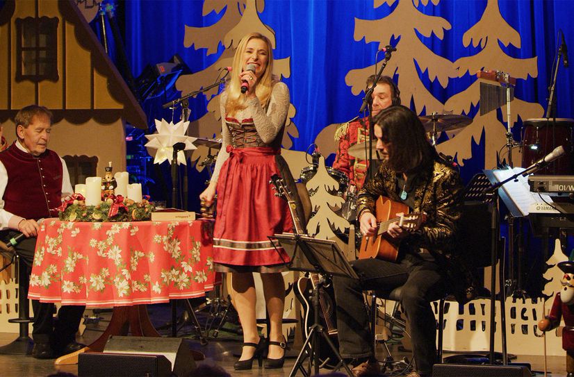 Stefanie Hertel, Lanny Lanner und Eberhard Hertel sorgen für ein tolles Weihnachtsfest.