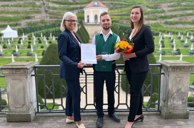 Antje Mikoleit (Geschäftsführerin der SAXONIA Fördergesellschaft für das Hotel- und Gaststättengewerbe im Freistaat Sachsen), Pascal Brodling (Auszubildender von Schloss Wackerbarth in der Gastronomie, 3. Lehrjahr) und Susanne Hoffmann (Personalleiterin von Schloss Wackerbarth, v.l.n.r.) bei der Übergabe der Auszeichnung.  Foto: PR