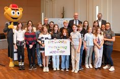 Die Schüler der Klassenstufen 5 und 6 der Grundschule Nehesdorf bei der Preisverleihung mit Ministerpräsident Dietmar Woidke und Bildungsminister Steffen Freiberg.
