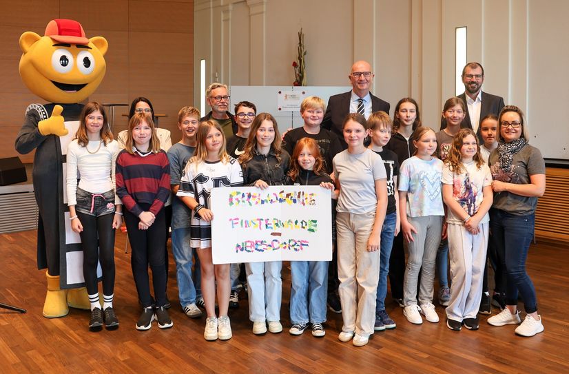 Die Schüler der Klassenstufen 5 und 6 der Grundschule Nehesdorf bei der Preisverleihung mit Ministerpräsident Dietmar Woidke und Bildungsminister Steffen Freiberg.