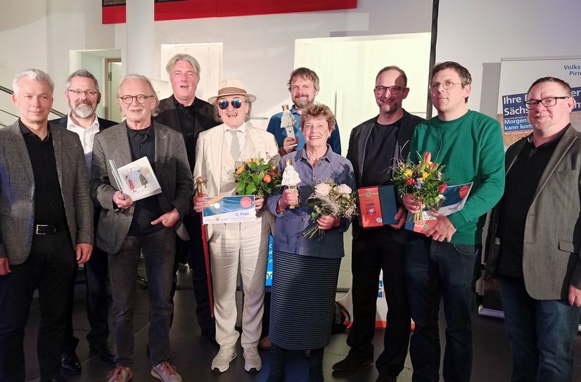 Das Siegerfoto (v.l.n.r.): Dr. Peter Ufer (Galerie Komische Meister), Jens Köhler (Vorstand Volksbank), Erich Rauschenbach (3. Platz), Dr. Hauke Haensel (Vorstandsvorsitzender Volksbank), Lo Graf von Blickensdorf (2. Platz), Rainer Demattio (1. Platz), Schwester von Barbara Henniger (Lebenswerk), Philipp Sturm (Vorstandspreis), Björn Ciesinksi (Vorstandspreis) und Mario Süßenguth (Galerie Komische Meister).